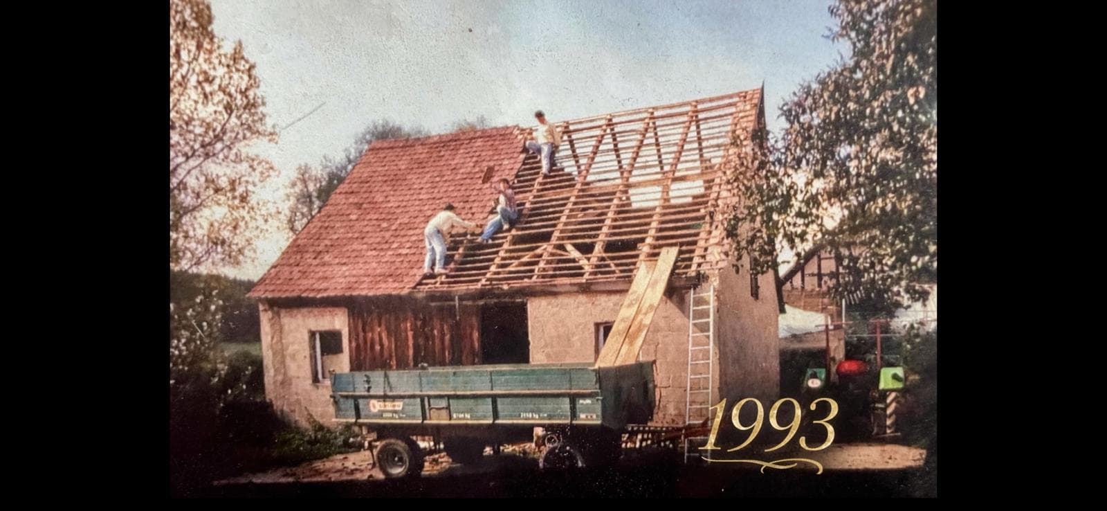 1993 – building the house: the roof timber goes up by hand