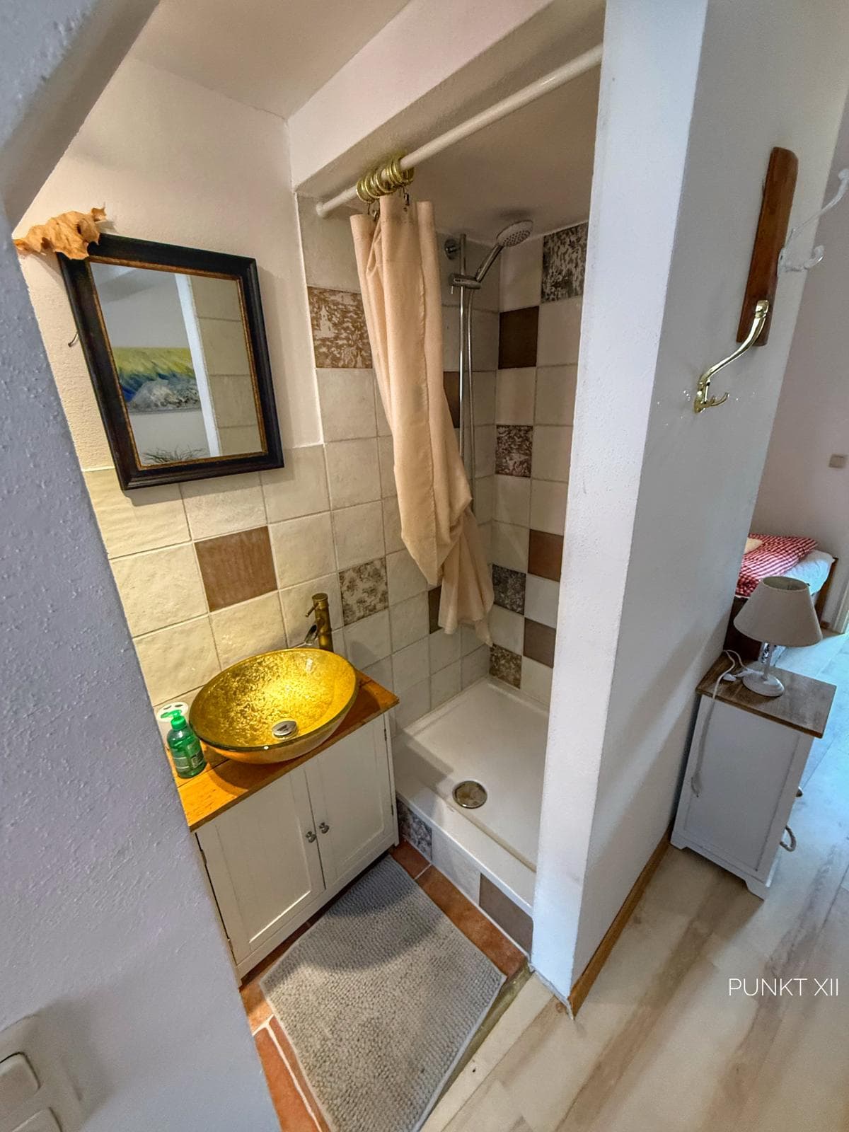 Bathroom of apartment W6 with golden basin and shower