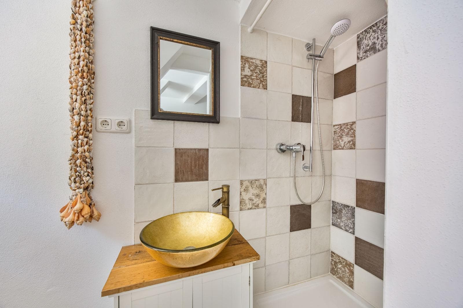Gäste-Bad mit goldener Waschschale und Mosaik-Dusche im Wellnessbereich von Punkt XII