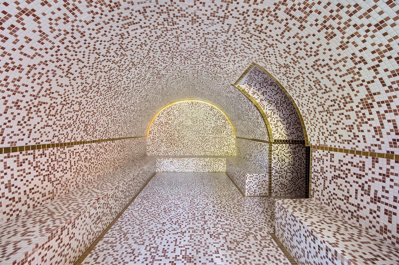 Türkisches Dampfbad mit goldschimmerndem Mosaik im Wellnessbereich von Punkt XII